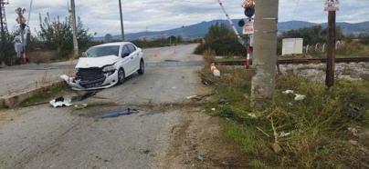 Manisa'da elektrik direğine çarpan otomobilin sürücüsü yaralandı