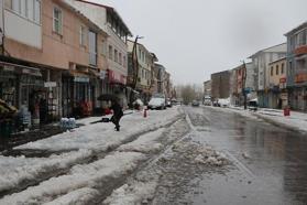 Karlıova’da kar yağışı ve sis etkili oldu