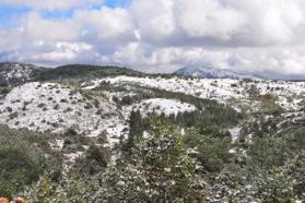 Spil Dağı'nın zirveleri kar yağışıyla beyaza büründü