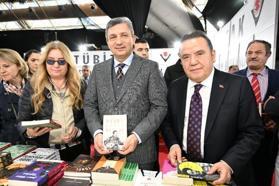 Vali Şahin'den Antalya Kitap Fuarı'na ziyaret