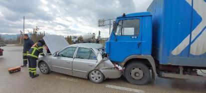 Amasya'da kargo kamyonu kırmızı ışıktaki otomobile çarptı; 1 yaralı
