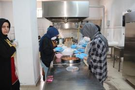 Aşçılık kursunda yapılan yemekler, ihtiyaç sahiplerine dağıtılıyor