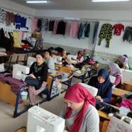 Gazze'deki kadın ve çocuklar için giysi diktiler