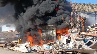 Tosya'da hurdalık yangını itfaiye tarafından söndürüldü