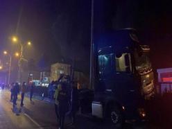 TIR’la çarpışan otomobil orta refüje devrildi:  2 yaralı