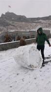 Kars'ta kar yağışını eğlenceye çevirdiler