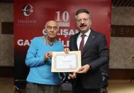 Eskişehir'de 72 yıllık gazeteciye validen teşekkür belgesi