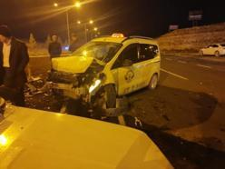 Mardin'de taksi ile otomobil çarpıştı: 2 yaralı