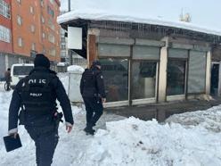 Yüksekova polisi metruk binalarda arama yaptı