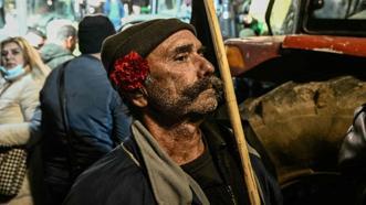 Traktörlerinin önüne 'tabut' yerleştirdiler! Yunanistan’da çiftçiler yeniden sokakta