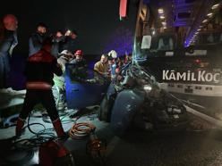 Yolcu otobüsünün çarpıp, 200 metre sürüklediği otomobilin sürücüsü, kurtarılamadı (Video eklendi)