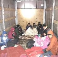 Kamyon kasasında 13 kaçak göçmen yakalandı