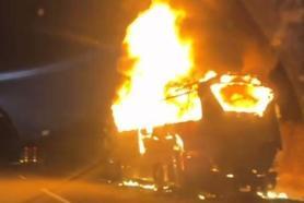 Ankara'da seyir halindeyken alev alan yolcu otobüsü yandı