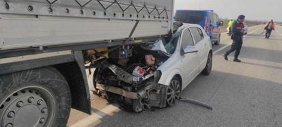 Otomobil, TIR'a arkadan çarptı; sürücü ağır yaralı