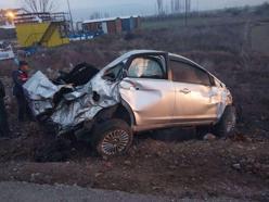 Otomobil reklam panosuna çarptı: 1 ölü, 1'i ağır 3 yaralı