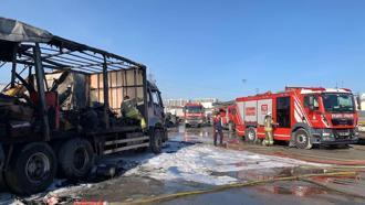 -Esenyurt'ta TIR garajında yangın: 3 TIR 1 kamyon kullanılmaz hale geldi
