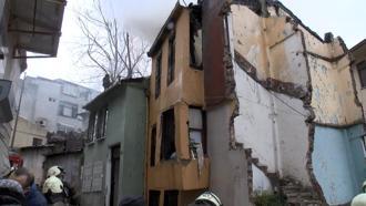 Fatih'te 3 katlı binada yangın: 1 ölü