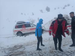 Siirt'te çığ düşen yolda mahsur kalan 4 araçtaki 12 kişi kurtarıldı