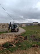 Arsasından geçen yolu kepçeyle kazdırıp, taşlarla kapattı