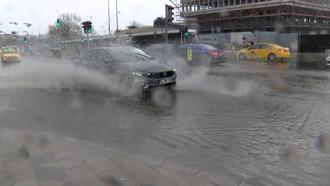 İstanbul - Eminönü'nde sağanak yağış sonrası yollar göle döndü