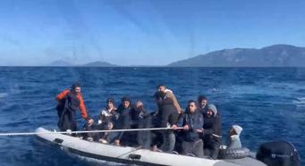 Datça'da su alan bottaki 16 kaçak göçmen kurtarıldı