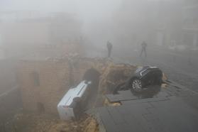 Mardin'de yol çöktü; park halindeki araçlar tarihi evin avlusuna düştü