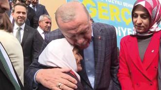 Yaşlı teyzenin Cumhurbaşkanı Erdoğan'la samimi sohbeti duygulandırdı! 'Devletim var yeter bana'