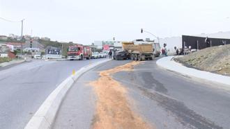 Başakşehir'de kamyonet hafriyat kamyonuna çarptı; 2 yaralı