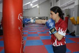 Dünya üçüncüsü kick boks sporcusu Zeynep, şampiyonluk için hazırlıklara başladı