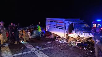 Bingöl'de otomobil ile kamyonet çarpıştı: 3 ölü, 4 yaralı