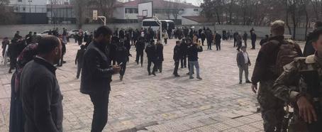 Muhtar adaylarının tartışması, polisin müdahalesiyle büyümeden son buldu