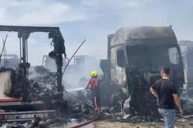 Mersin'de TIR garajında yangın: 5 araç kullanılamaz hale geldi