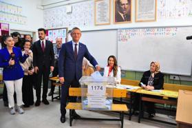 Özgür Özel'in oy kullandığı sandıkta CHP adayı Zeyrek birinci çıktı