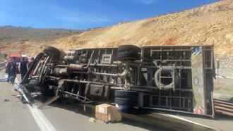 Malatya'da kamyon devrildi; 1 ölü, 1 yaralı