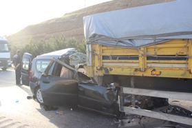 Hafif ticari aracın TIR'a çarptığı kazada ölü sayısı 4'e çıktı