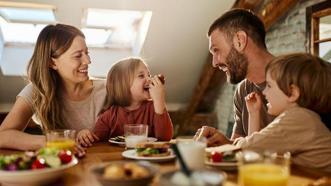 Aile içi aktiviteler çocukları etkiliyor! Ailece yemek yemeye çalışın