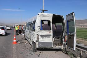 Kayseri'de kamyon, servis minibüslerine çarptı: 1'i ağır, 10 işçi yaralı