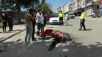 Kilis'te otomobilin çarptığı motosikletli yaralandı