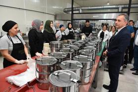 Osmaniye Belediyesi Aşevi'nden her gün 10 bin kişilik sıcak yemek