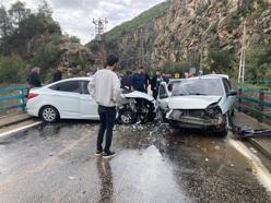 Kozan'da trafik kazası; 1'i çocuk 6 yaralı