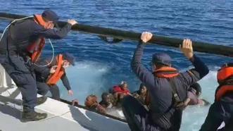 Yunanistan'ın ittiği can salı battı! 12 düzensiz göçmen ve 1 çocuk kurtarıldı