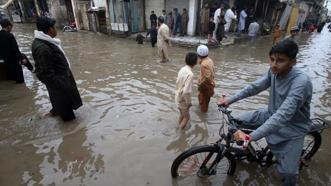 Pakistan'da şiddetli yağışlar ve yıldırım düşmesi sonucu en az 55 kişi can verdi