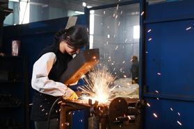 Kadınlara çelik kaynakçılığı kursu