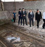 Osmaniye Valisi Dr. Erdinç Yılmaz, Kadirli'de taban mozaiklerini inceledi
