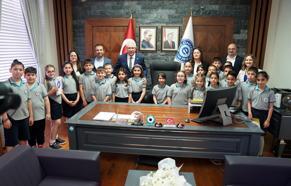 Rektör Prof. Dr. Budak, 23 Nisan'da koltuğunu çocuklara devretti