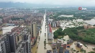 Çin’de sel ve toprak kayması paniği