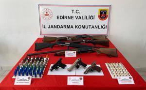 Edirne’de 2 evde çok sayıda silah ve mühimmat ele geçirildi; 2 gözaltı