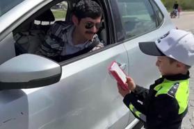Kayseri'de, trafik polisi üniforması giyen çocuklar denetimlere katıldı