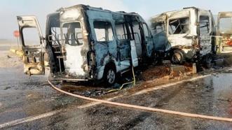Feci olay! Kaza sonrası iki minibüs alev alev yandı: Yaralılar var
