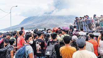 Endonezya’da ‘dağ patladı’:12 bin kişi tahliye ediliyor